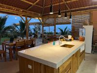 Kuchyň nebo kuchyňský kout v ubytování Sirena's Beach & Surf Club