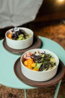 dos tazones de comida en un plato en una mesa en Hotel California Urubamba, en Urubamba