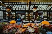 ein Buffet mit vielen Tellern voller Essen in der Unterkunft Soho House Istanbul in Istanbul