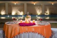 een tafel met glazen wijn en bloemen erop bij Vanashraya Corbett Resort in Rāmnagar