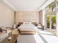 ein Schlafzimmer mit einem Bett und einem großen Fenster in der Unterkunft Rixos The Palm Hotel &amp; Suites - Ultra All Inclusive in Dubai