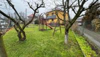 Zahrada ubytování 3 Bedroom Apartment, Playground, bounce mat jump ring
