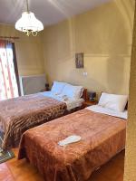 A bed or beds in a room at Hotel Aoos