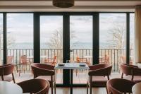 Una habitación con una mesa y sillas y una ventana grande. en Estrela Serenity - Resort, en Folgosinho