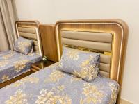 Postel nebo postele na pokoji v ubytování مدينتي شقه مميزه جديده فرش فندقي عالي جدا madinaty luxury apartment