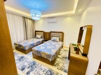 Postel nebo postele na pokoji v ubytování مدينتي شقه مميزه جديده فرش فندقي عالي جدا madinaty luxury apartment