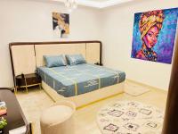 Postel nebo postele na pokoji v ubytování مدينتي شقه مميزه جديده فرش فندقي عالي جدا madinaty luxury apartment