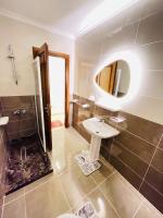Koupelna v ubytování مدينتي شقه مميزه جديده فرش فندقي عالي جدا madinaty luxury apartment