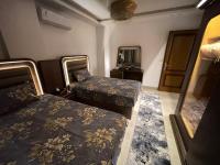 Postel nebo postele na pokoji v ubytování مدينتي شقه مميزه جديده فرش فندقي عالي جدا madinaty luxury apartment