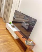TV a/nebo společenská místnost v ubytování مدينتي شقه مميزه جديده فرش فندقي عالي جدا madinaty luxury apartment