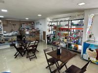 ein Raum mit Tischen und Stühlen in einem Geschäft in der Unterkunft Flat Esplêndido na Asa Sul in Brasilia