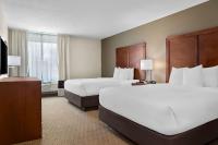 Comfort Inn & Suitesにあるベッド