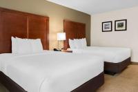 Comfort Inn & Suitesにあるベッド