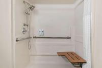 Comfort Inn & Suitesにあるバスルーム
