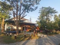 een gebouw met een boom ervoor bij Amphawa Horse Farm Resort in Ban Bang Khan Taek (1)