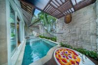 Aksari Villa Seminyak by Ini Vie Hospitalityの敷地内または近くにあるプール