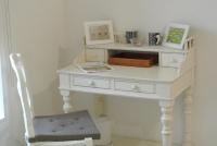 a white desk with a chair next to it at Chambres d&#39;Hôtes La Fresnée in Mosles