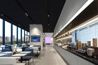 un restaurante con sillas azules, mesas y ventanas en Atour Light Hotel Guangzhou Panyu Chimelong Wanbo Business District, en Guangzhou