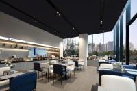Un restaurante con mesas, sillas y ventanas. en Atour Light Hotel Guangzhou Panyu Chimelong Wanbo Business District, en Guangzhou