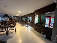 una sala da pranzo con tavoli e sedie in un ristorante di Pousada do Sol - Ponta Verde a Maceió