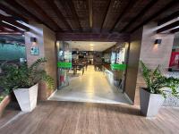 un ristorante con piante in vaso in un corridoio di Pousada do Sol - Ponta Verde a Maceió