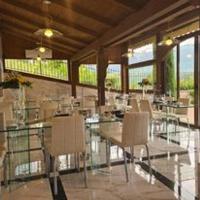 ein Esszimmer mit Tischen, Stühlen und Fenstern in der Unterkunft Rossi&Nero Resort - servizi extra a pagamento Ristorante Piscina Sauna Spa in Pasquarelli