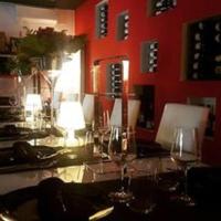 ein Tisch mit Weingläsern darauf in der Unterkunft Rossi&Nero Resort - servizi extra a pagamento Ristorante Piscina Sauna Spa in Pasquarelli