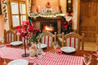 une table avec une nappe rouge et blanche et une cheminée dans l'établissement Moslavačka Priča Holiday Homes, à Mala Ludina