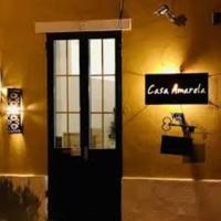 een deur naar een gebouw met een bord erop bij Casa da Tia Amalia in Mértola