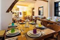 een tafel met daarop borden met eten bij Casa da Tia Amalia in Mértola