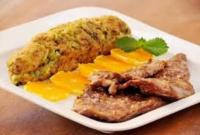 een bord met eten met vlees en groenten op een tafel bij Casa da Tia Amalia in Mértola