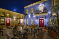 un patio con mesas y sillas por la noche en Hotel Antique, en Ioannina