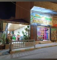 Un restaurante con un cartel en el lateral de un edificio. en Ahmad Hostel, en Kerak