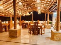 阿杭格默Dharma Place的有木桌椅和枝形吊灯的餐厅