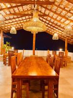 阿杭格默Dharma Place的一张木桌，配上椅子和枝形吊灯