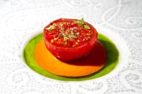 een tomaat op een groen bord op een tafel bij Cambiocavallo Resort in Zimmardo