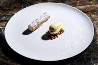 een wit bord met een schelp en een mes bij Cambiocavallo Resort in Zimmardo