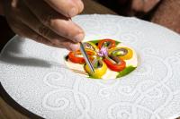 een persoon die een bord eten op een tafel bij Cambiocavallo Resort in Zimmardo