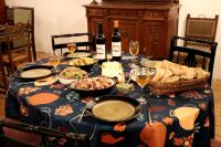 un tavolo con bicchieri da vino e cibo sopra di Kardanakhi Estate a Anaga