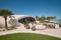 ḨanakShebara Resort的度假村的建筑效果图，图中有桌椅。