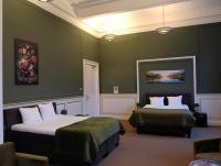 Een bed of bedden in een kamer bij The Velvet Lodge