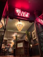 een restaurant met een rood neonbord aan de muur bij The Inn Hotel Lake Okoboji, an Ascend Collection Hotel in Arnolds Park
