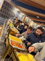 een groep mensen die eten bij een buffet bij Taj Wadi Rum camp in Wadi Rum