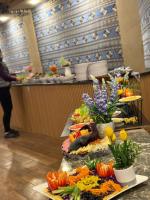 een buffet met verschillende gerechten op tafel bij Taj Wadi Rum camp in Wadi Rum