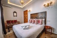 Un dormitorio con una cama con dos toallas encima. en Dar Bleumain, en Chefchaouen