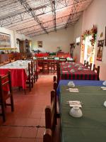 een eetkamer met groene tafels en houten stoelen bij CorpoAgro HJC in Sonsón