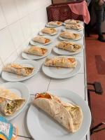 een rij witte borden met voedsel op een tafel bij CorpoAgro HJC in Sonsón