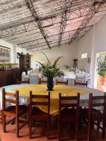 een eetkamer met een gele tafel en stoelen bij CorpoAgro HJC in Sonsón