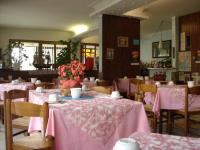 Reštaurácia alebo iné gastronomické zariadenie v ubytovaní Hotel Primavera