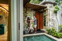 Aksari Villa Seminyak by Ini Vie Hospitalityの敷地内または近くにあるプール